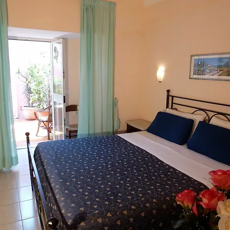 Готель Casa Nicola 2*